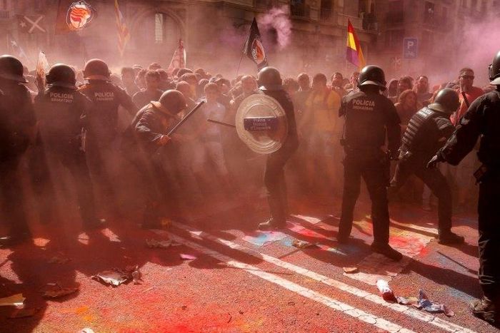 Catalan separatists outraged at a police rally turned out with city authorities estimating that around 3,000 people took part in the police demo and 6,000 in the counter rally