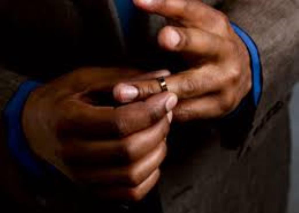 Man pullling off wedding ring [Credit Le Club  Symphonie Getty Images]