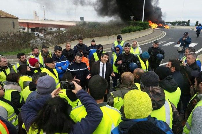 An official talks to yellow vest protesters during last week's action