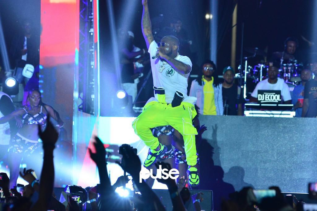 Davido thrilling the crowd as he arrived at his Live In concert [Pulse]