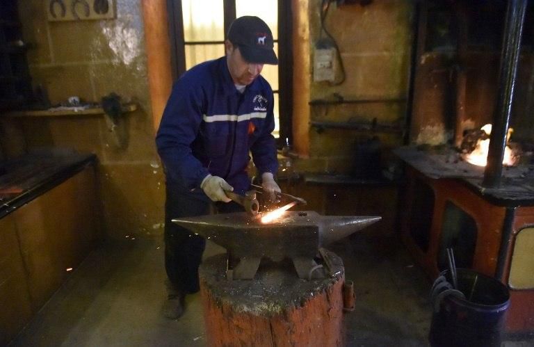 Meddah Larbi left school to become an apprentice of the farrier at Chaou-Chaoua national stud farm in Tiaret and later took over when his mentor retired