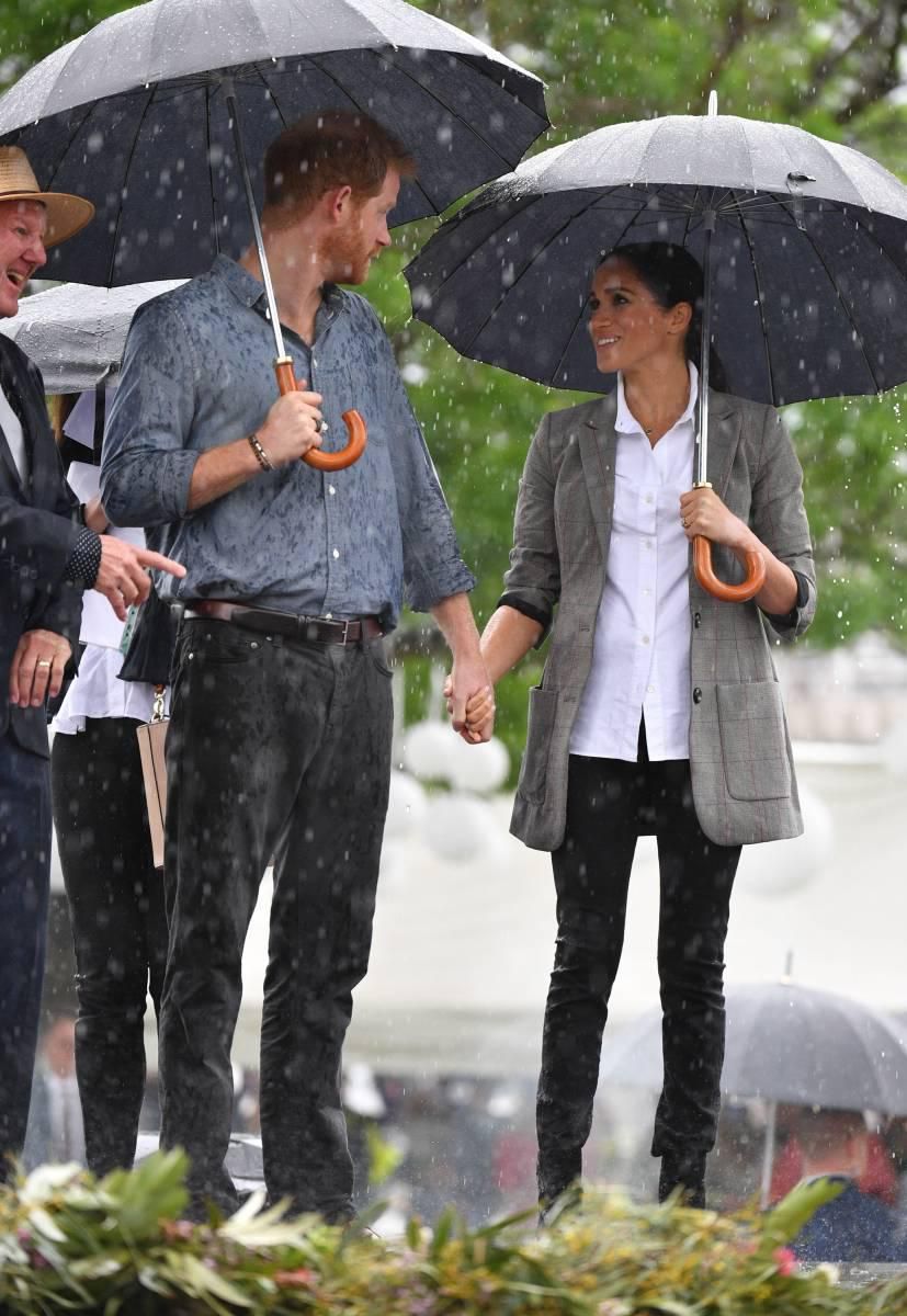 Prince Harry and his wife are locked in a PDA moment. It was noticeable when the Duke was reading out his speech at a public event while visiting Australia.