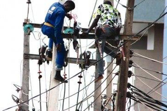 ___9022055___2018___10___25___10___PHCN-men-at-work-360x288