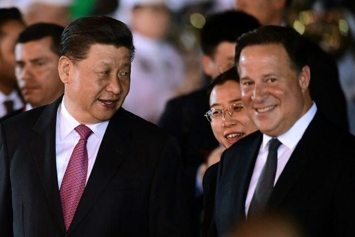 Chinese President Xi Jinping (L) and his Panamanian counterpart Juan Carlos Varela (R) signed a score of infrastructure, tourism and development cooperation agreements