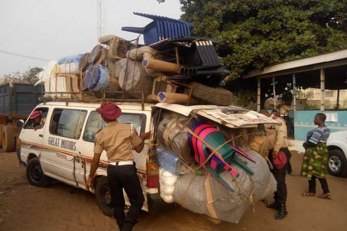 FRSC official apprehends a bus driver for overloading