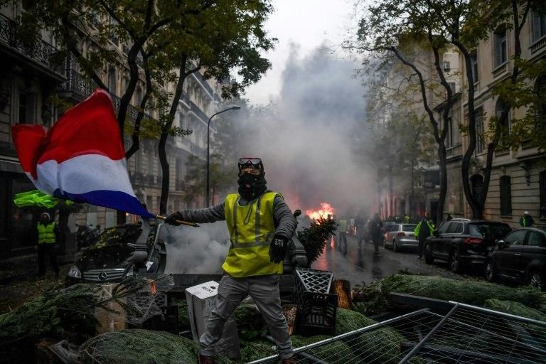 A deep vein of anti-elite anger and suspicion of the mainstream media runs through the "yellow vest" Facebook groups