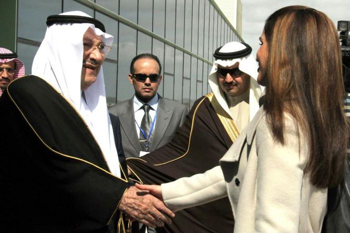 Saudi Prince Talal bin Abdul Aziz (L) shakes hands with Queen Rania of Jordan in Amman on February 24, 2010