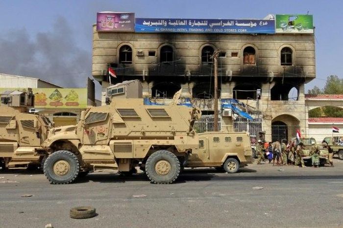 Yemeni pro-government forces gather on the eastern outskirts of Hodeida on November 8, 2018
