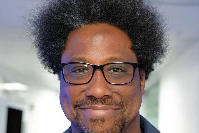 ___9093205___2018___11___11___13___comedian-w-kamau-bell-visits-siriusxm-studios-on-april-25-news-photo-672856808-1541166999