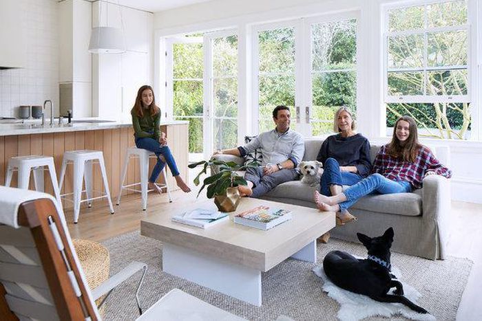 ___9176672___2018___12___7___9___09LOCATION-slide-E19O-articleLarge