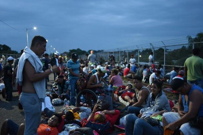 Hondurans taking part in US-bound migrant caravan, on the border bridge between Guatemala and Mexico at Tecun Uman, on October 19, 2018.