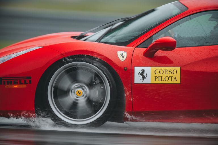 ___8977192___2018___10___14___18___dw-burnett-ferrari-corso-pilota-323-1539354455