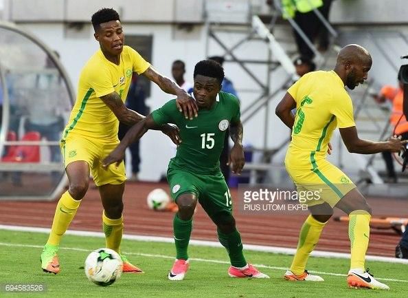 Moses Simon (middle)
