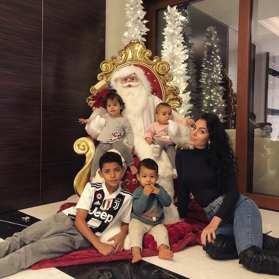 Cristiano Ronaldo and family are in the holiday mood [Instagarm]