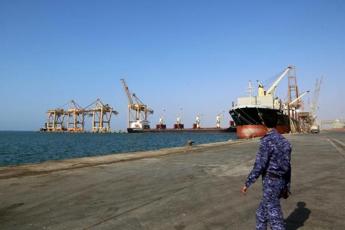 Yemeni rebels have begun to withdraw from the Red Sea port of Hodeida, the country's key aid lifeline, under an agreement reached at UN-brokered peace talks in Sweden earlier this month, a UN official says