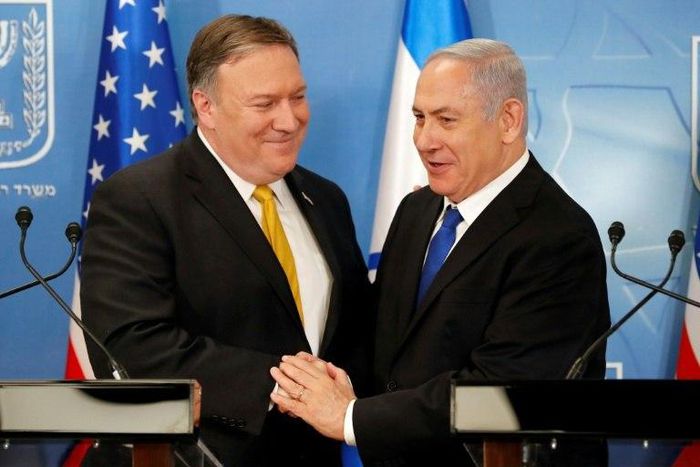 US Secretary of State Mike Pompeo (L) is greeted by Israeli Prime Minister Benjamin Netanyahu at the Ministry of Defence in Tel Aviv on April 29, 2018