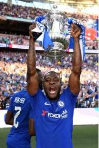 Victor Moses with the 2018 FA Cup trophy