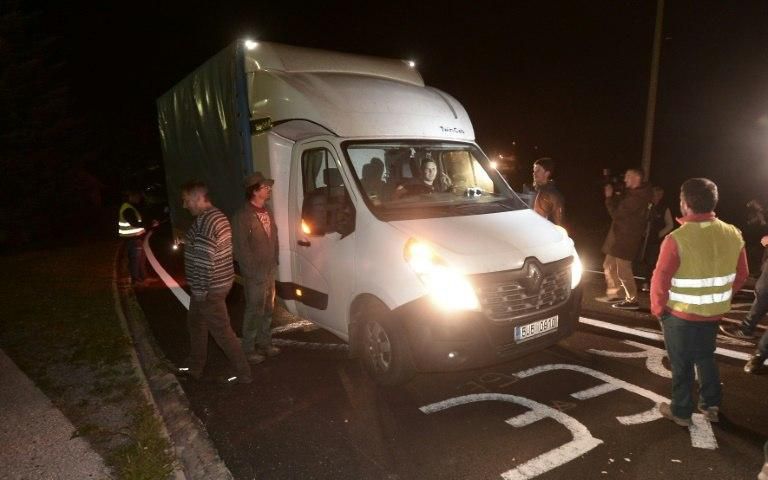 Breeders in the French Pyrenees set up road blocks to check lorries travelling into the Asp Valley, but the bears are being flown in by helicopters