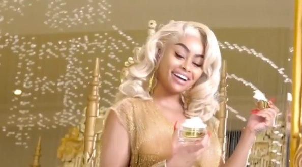 Blac Chyna get too much love from a male admirer while she was reportedly visiting a club in Abuja.