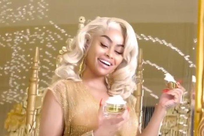Blac Chyna get too much love from a male admirer while she was reportedly visiting a club in Abuja.