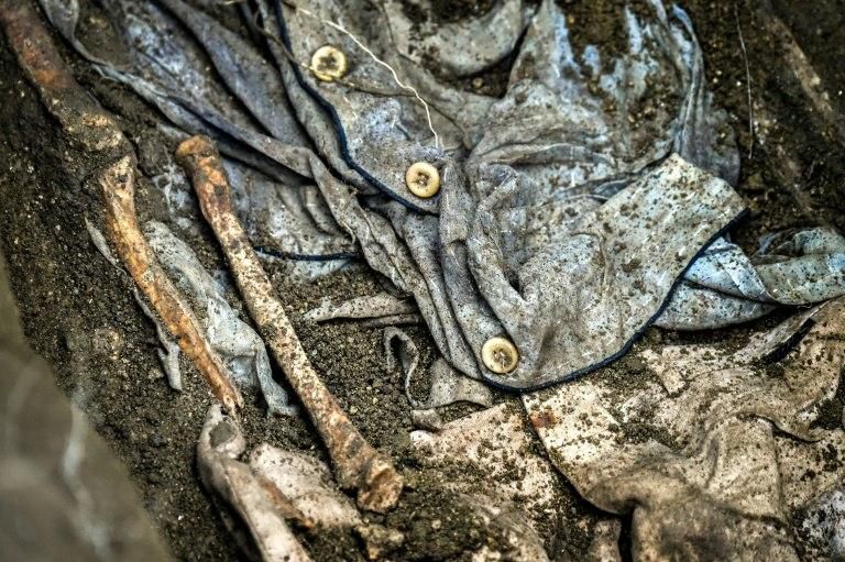 Between 1999 and 2004, hundreds of coca leaf-harvesters, or "raspachines" -- the lowest form of existence on the drug trafficking chain -- were killed by far-right paramilitaries -- Or by leftist guerrillas who accused them of working for the enemy