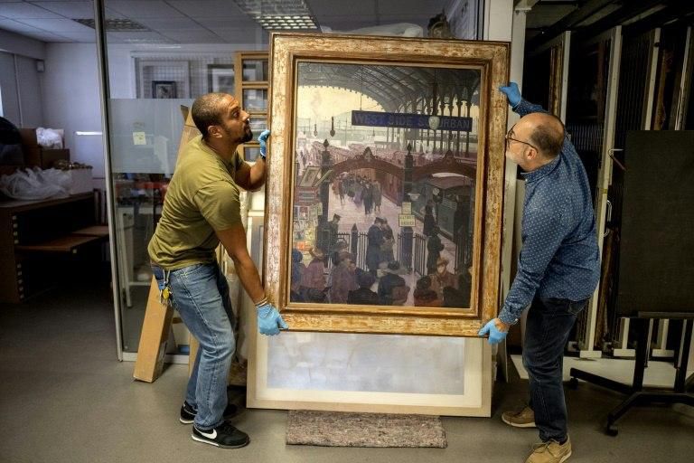 At any one time, around two-thirds of the collection is on display in consular buildings, residences and government offices in more than 150 cities around the world