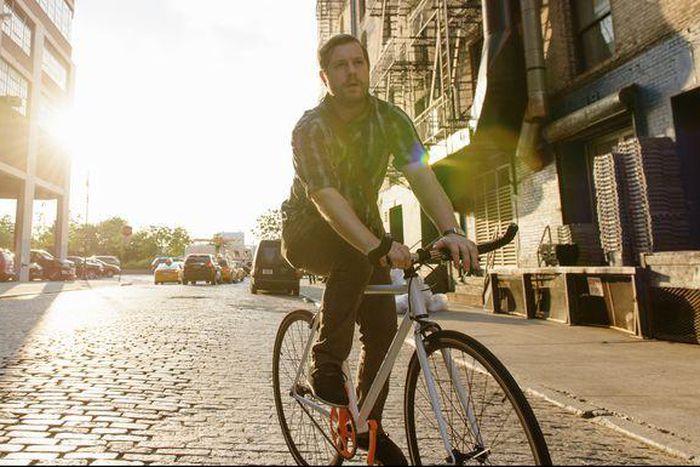 ___9155582___2018___11___30___21___male-messenger-cycling-along-city-street-royalty-free-image-521814377-1543598611