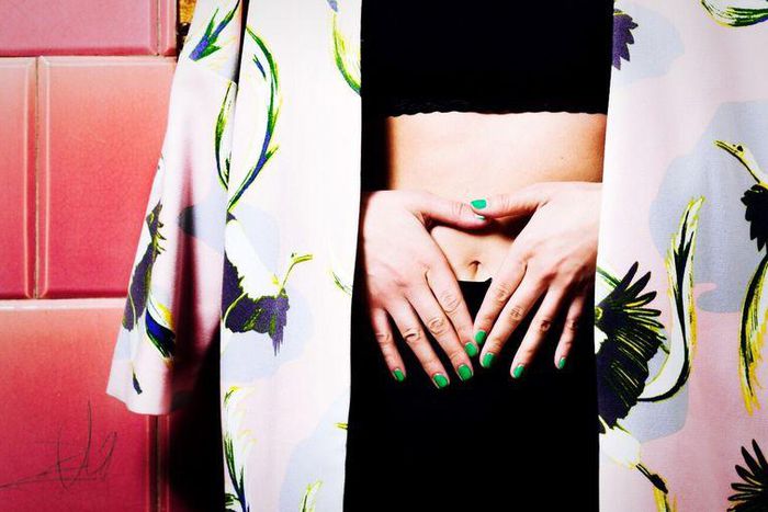 ___8918427___2018___9___29___21___woman-with-hands-on-stomach-royalty-free-image-559014275-1537824160