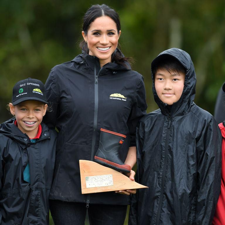 ___9068945___2018___11___4___16___meghan-duchess-of-sussex-visits-the-north-shore-to-dedicate-news-photo-1055365572-1540912402