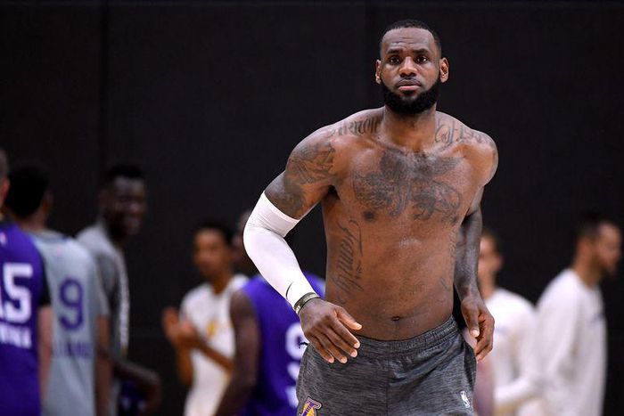 ___8920786___2018___9___30___22___lebron-james-of-the-los-angeles-lakers-during-a-los-angeles-news-photo-1040094162-1538076922