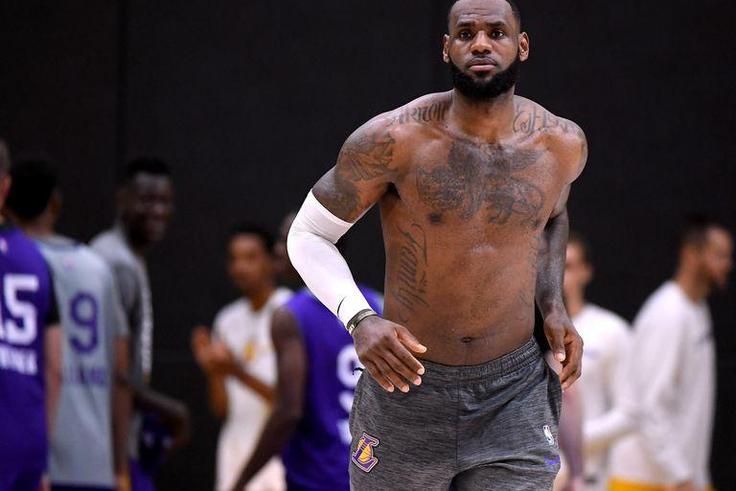 ___8920786___2018___9___30___22___lebron-james-of-the-los-angeles-lakers-during-a-los-angeles-news-photo-1040094162-1538076922