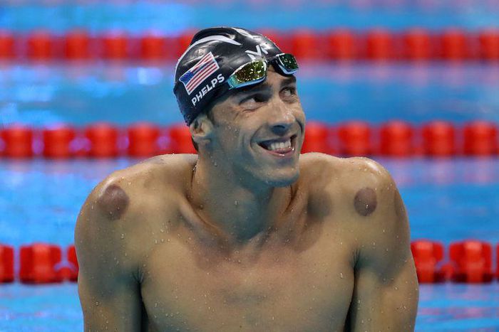 ___9029040___2018___10___26___14___michael-phelps-of-the-united-states-celebrates-winning-gold-news-photo-587853368-1540478942
