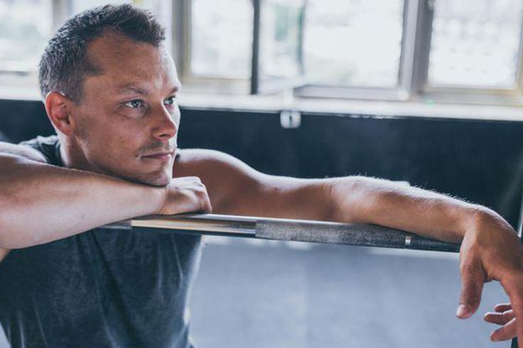 ___9005509___2018___10___21___22___bodybuilder-in-the-gym-posing-to-a-photographer-and-royalty-free-image-1034540726-1539809317