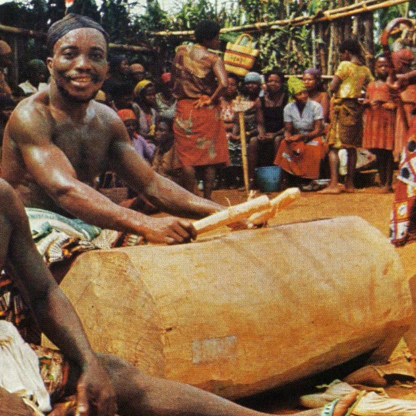 ___9111023___2018___11___16___8___Atem-Bangwa-carver-sculptor-artist-Cameroon-drum+bruno+claessens