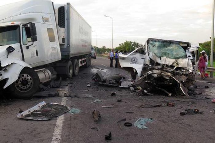 An accident scene reveals a nasty damage for the vehicles involved.