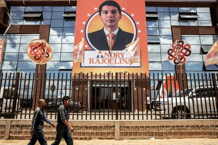 In Antananarivo, the glass headquarters of the Viva TV / FM group carries a huge portrait of its owner, Andry Rajoelina