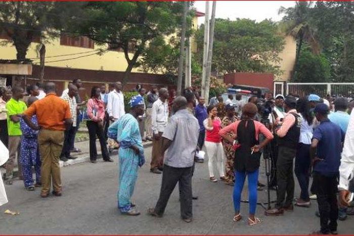 Unilag workers protesting at the school gate