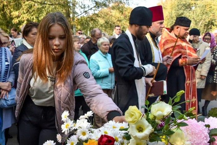 People laid flowers for the victims of the Kerch college shooting as police investigate the killer