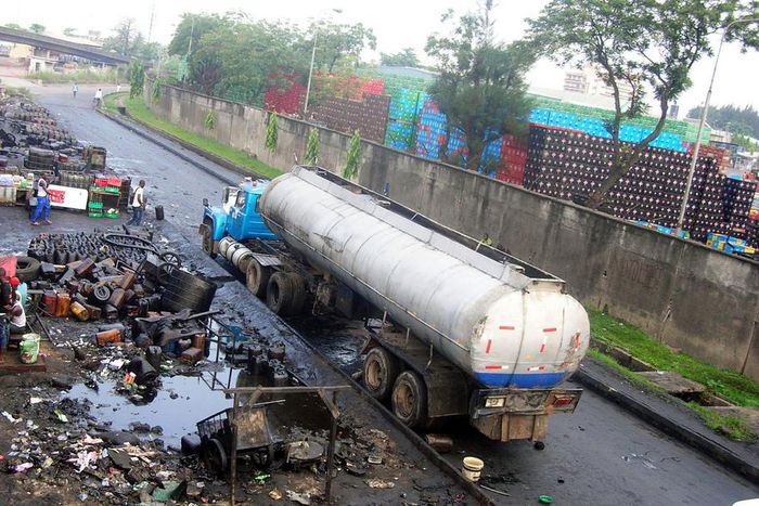 ___5755593___2016___11___14___13___PIC.1.+SCENE+OF+ILLEGAL+OIL+MARKETING+IN+LAGOS