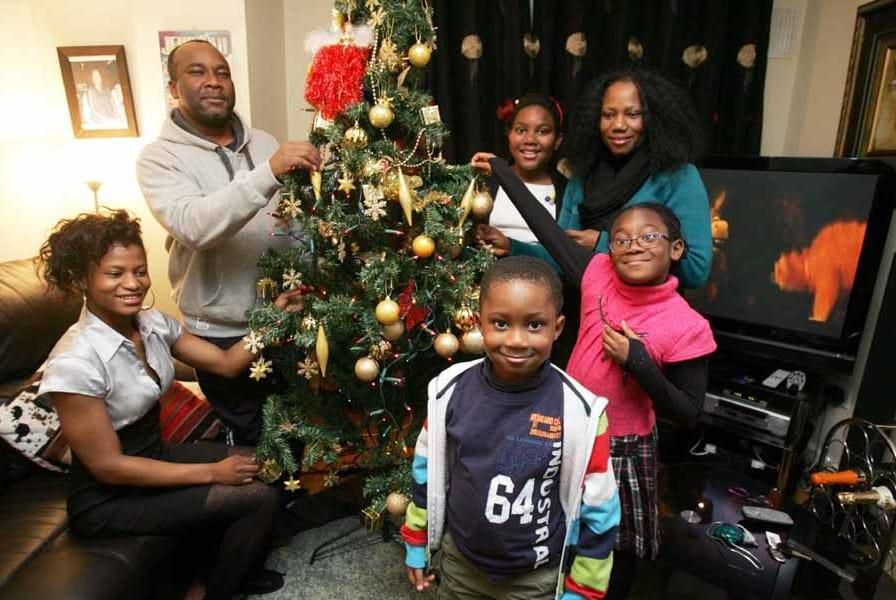 Nigerian family decorating their Christmas tree [face2faceafrica]