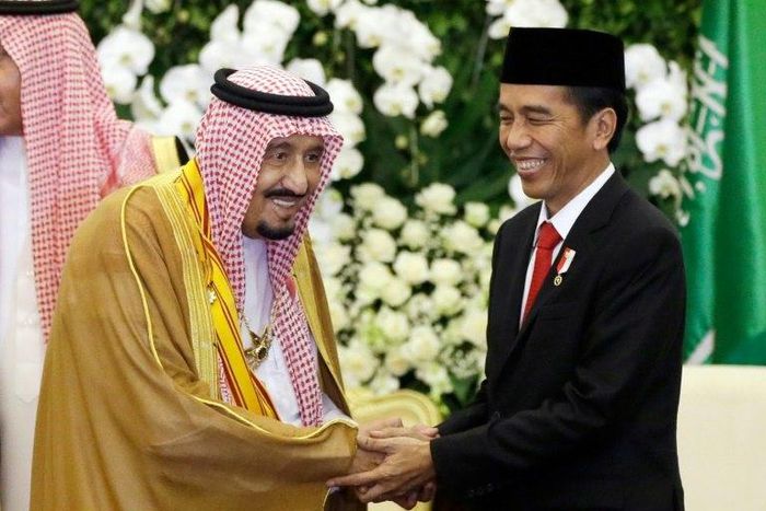 Saudi Arabia's King Salman bin Abdul Aziz (L) held talks with Indonesian President Joko Widodo (R) in Bogor, West Java, on March 1, 2017