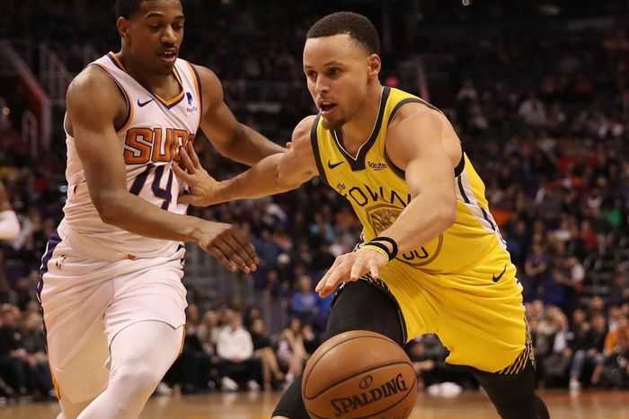 Steph Curry dropped 34 points to lea the Warriors to victory [NBA]