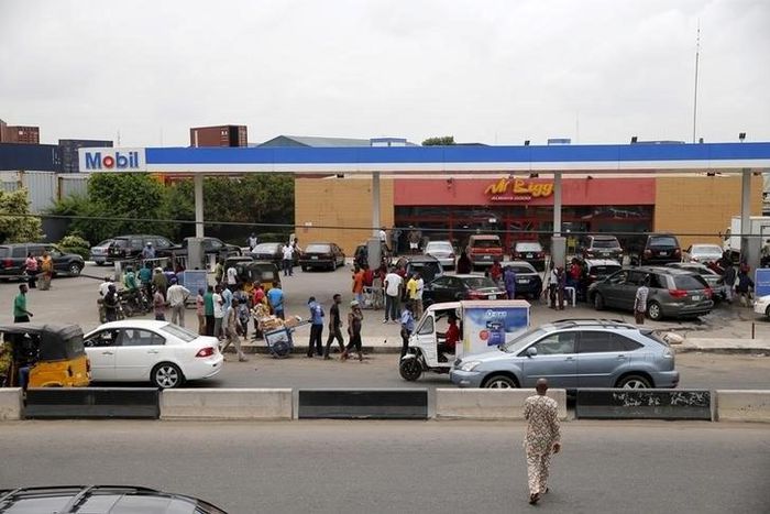 People queue with their vehicles to buy fuel in front of a fuel station at Agege district in Lagos, Nigeria April 5, 2016. To match NIGERIA-OIL/ REUTERS/Akintunde Akinleye