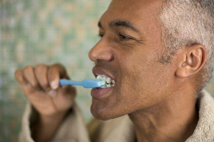 Dentist advises to brush teeth after meals.
