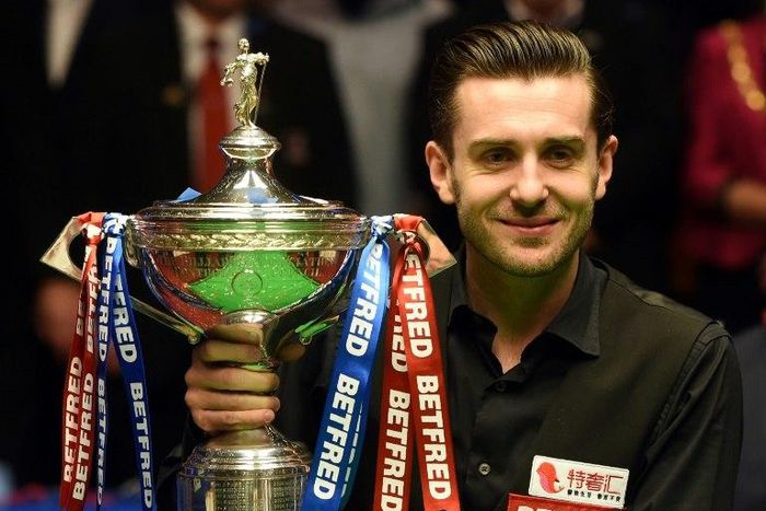 England's Mark Selby lifts the trophy after beating Scotland's John Higgins in the World Championship Snooker final at The Crucible in Sheffield, northern England on May 1, 2017