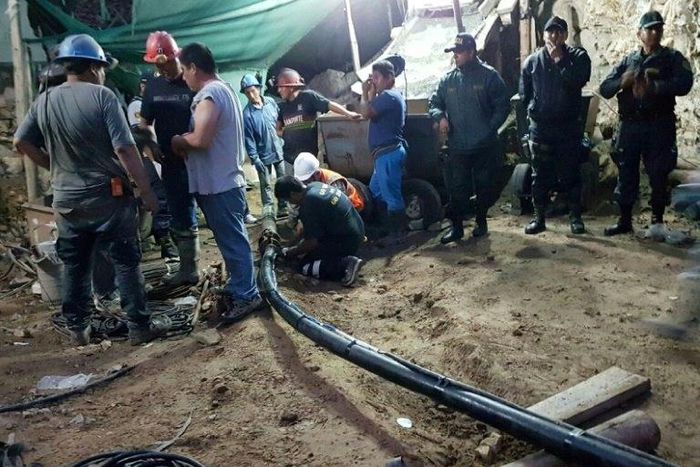 Undated photo released by the Arequipa regional government shows civil defense workers and police working to rescue seven miners trapped since January 16, 2017 in a makeshift mine in the Acari district of southern Peru
