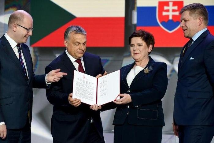 (L-R) Prime ministers of the Czech Republic (Bohuslav Sobotka), Hungary (Viktor Orban), Poland (Beata Szydlo) and Slovakia (Robert Fico) display the signed Warsaw declaration after a meeting on March 28, 2017