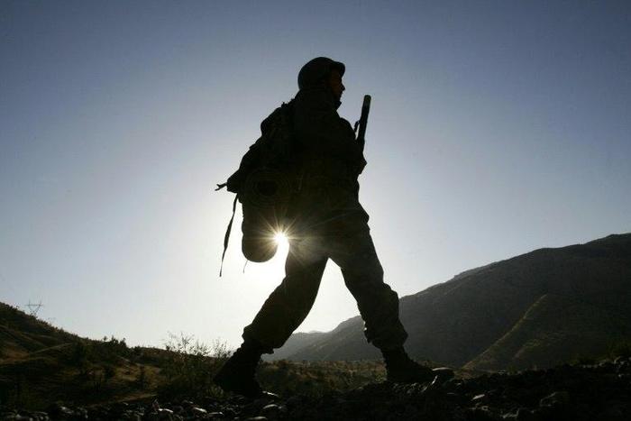 Hundreds of Turkish soldiers have been hospitalised with food poisoning in recent days in western Turkey