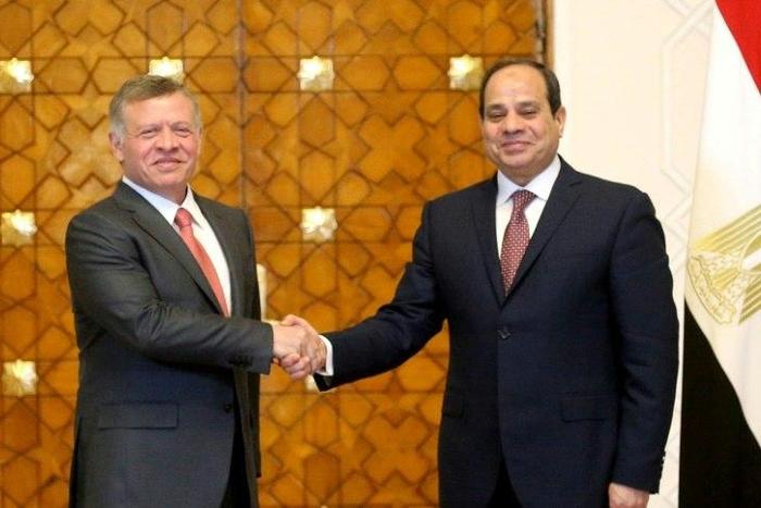 Jordan's King Abdullah II (L) and and President Abdel Fattah al-Sisi meet in Cairo on February 21, 2017