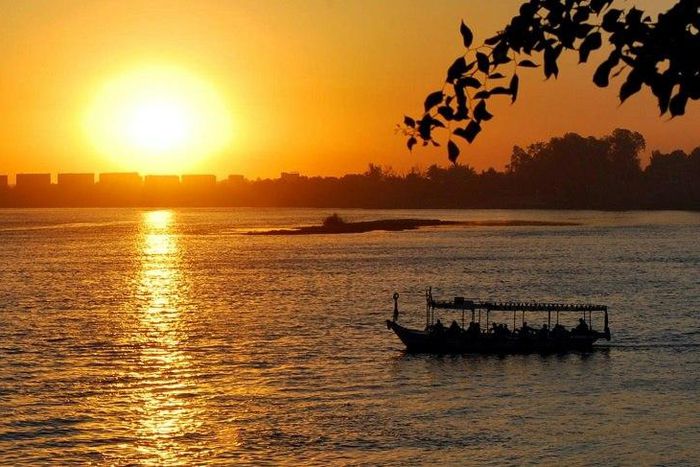Boats frequently capsize in DR Congo, most often due to taking on too many passengers, the lack of safety measures and inexperienced helmsmen